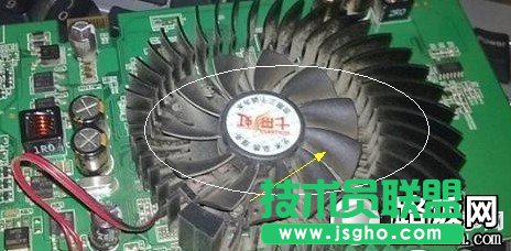 电脑使用较长时间后CPU散热风扇上容易积累大量灰尘