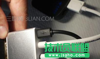 机顶盒怎样连接台式电脑显示器和音响