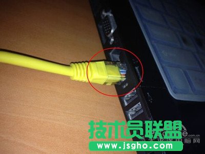 用户名以及密码可在设备后边找到