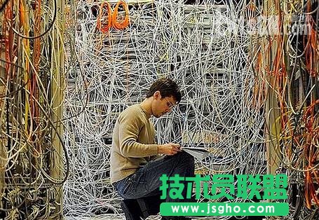 布线须知：槽管的线缆铺设采用格形线槽的要求