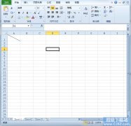 如何在Excel2010单元格的斜线上下方写字？